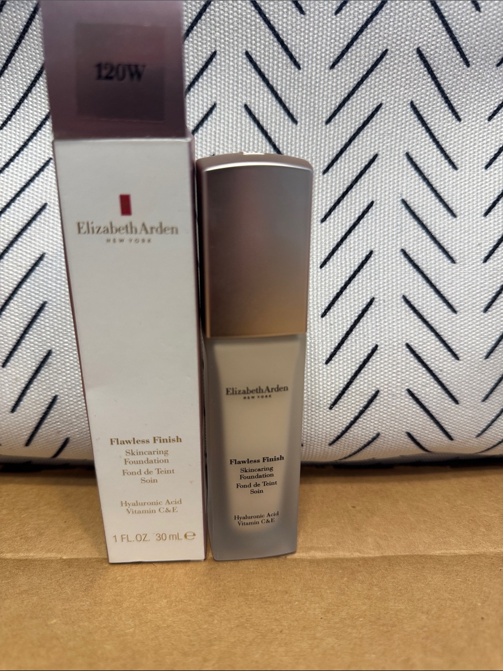 Elizabeth Arden Flawless Finish Foundation 120W - Light Beige Bottle & White Box
